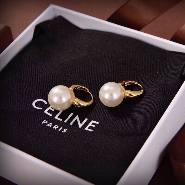 Celine 新款金色珍珠耳环 与众不同的设计 个性十足 颠覆你对传统耳环的印象 使其魅力爆灯